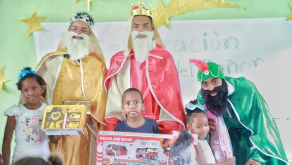 Promipyme entrega juguetes en Villa Duarte SDE